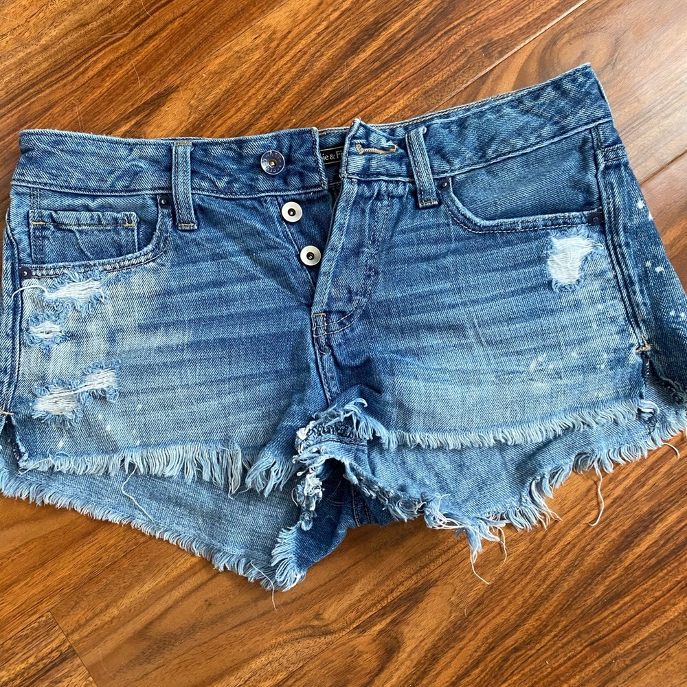 Distressed Abercrombie and Fitch short! Size 27